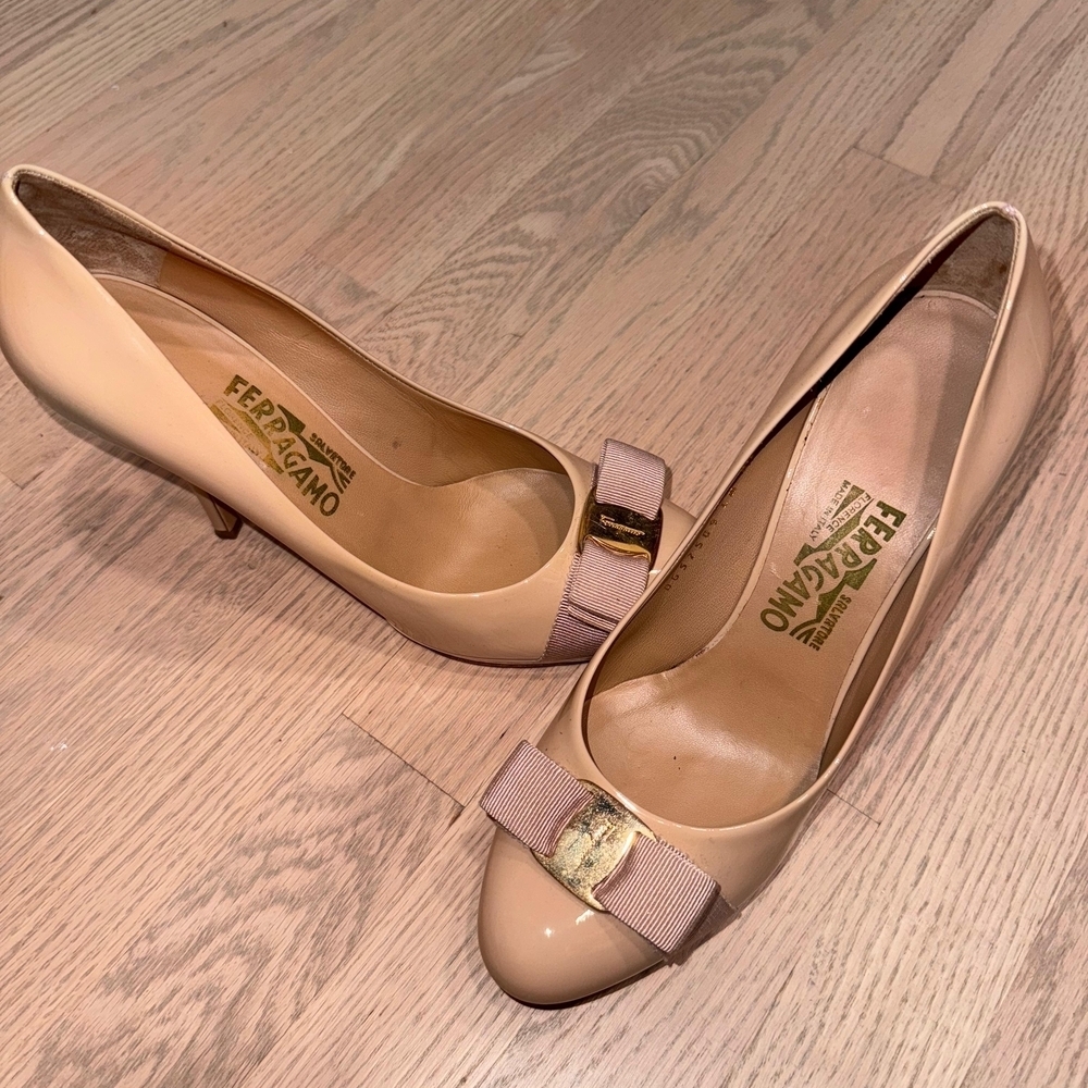 Salvatore Ferragamo Women's Beige Pumps with Bow - Picture 2 of 8